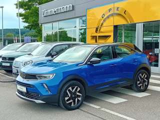 Schräge Frontansicht auf einen Opel Mokka , freigestellt