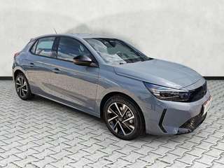 Schräge Frontansicht auf einen Opel Corsa , freigestellt
