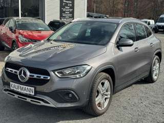 Schräge Frontansicht auf einen Mercedes-Benz GLA , freigestellt