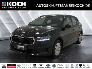 Schräge Frontansicht auf einen Skoda Fabia , freigestellt