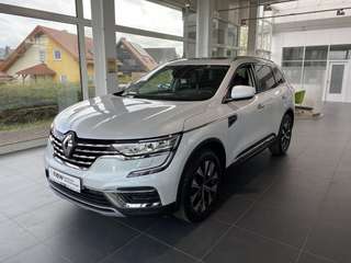 Schräge Frontansicht auf einen Renault Koleos , freigestellt
