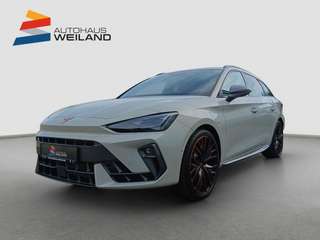 Schräge Frontansicht auf einen CUPRA Leon , freigestellt