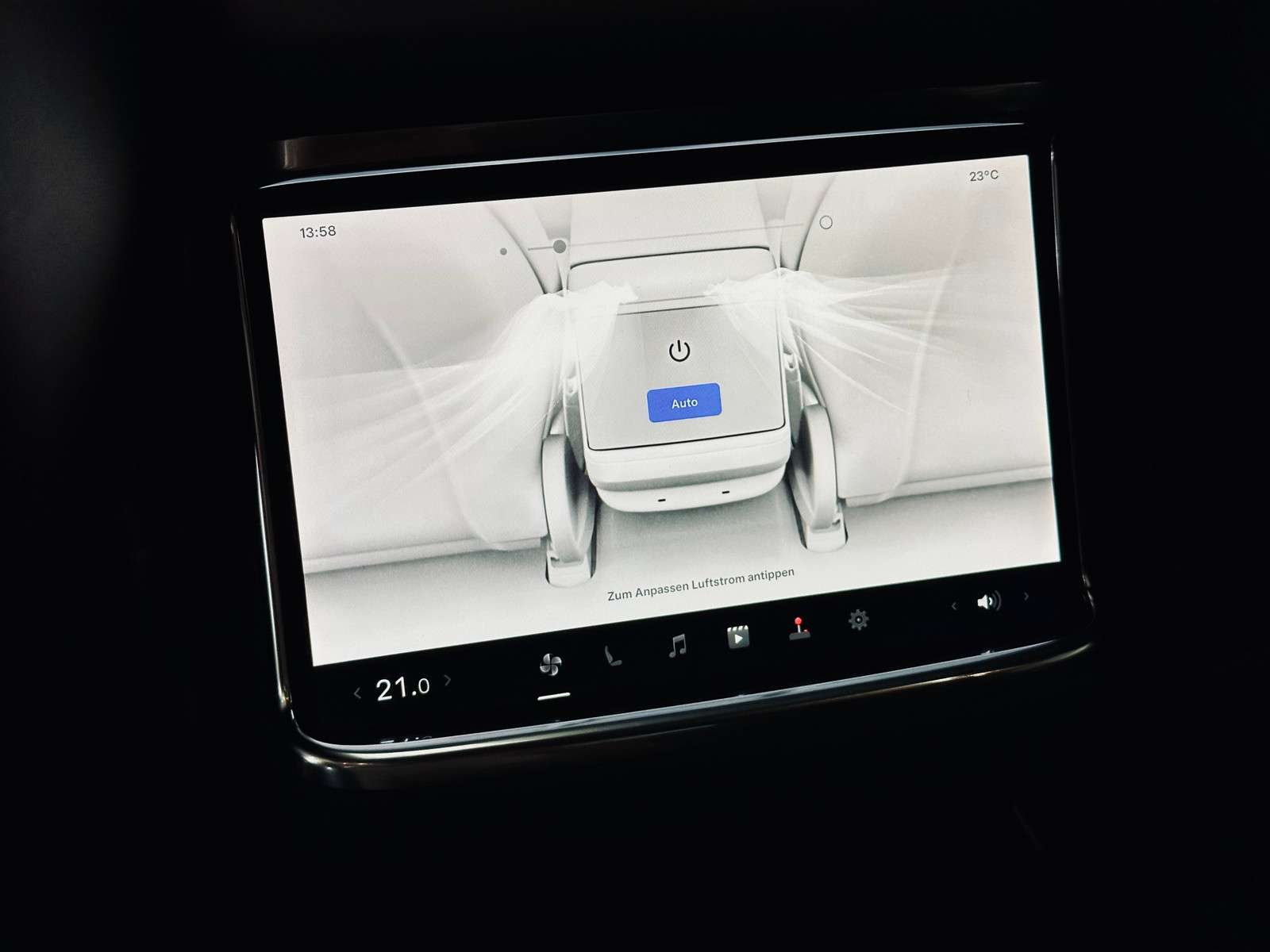 Fahrzeugbild eines TESLA Model S
