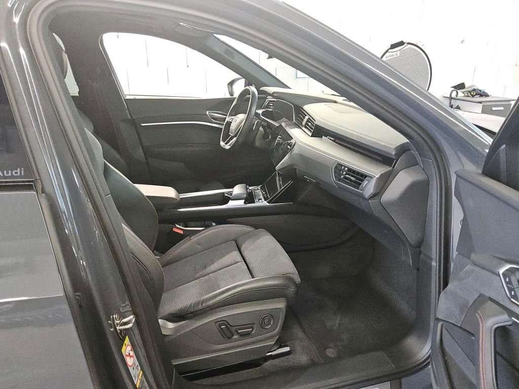 Fahrzeugbild eines Audi Q8 e-tron