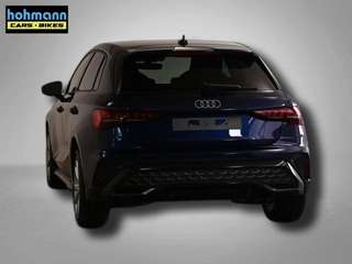 Schräge Frontansicht auf einen Audi A3 , freigestellt