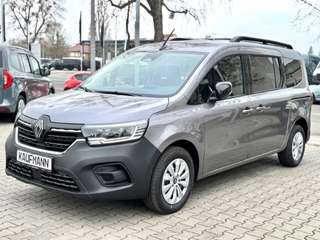 Schräge Frontansicht auf einen Renault Kangoo , freigestellt