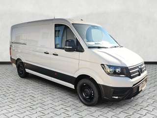 Schräge Frontansicht auf einen Volkswagen Crafter , freigestellt