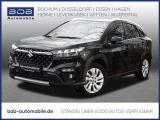 Schräge Frontansicht auf einen Suzuki S-Cross , freigestellt