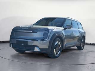 Schräge Frontansicht auf einen Kia EV9 , freigestellt