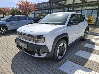 Schräge Frontansicht auf einen Renault 4 E-TECH , freigestellt