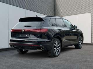 Schräge Frontansicht auf einen Volkswagen Touareg , freigestellt