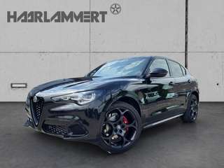 Schräge Frontansicht auf einen Alfa Romeo Stelvio , freigestellt