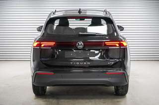 Schräge Frontansicht auf einen Volkswagen Tiguan , freigestellt