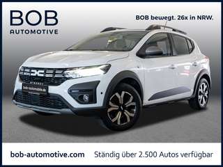 Schräge Frontansicht auf einen Dacia Sandero , freigestellt