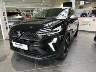 Schräge Frontansicht auf einen Renault Captur , freigestellt