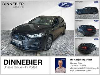 Schräge Frontansicht auf einen Ford Focus , freigestellt