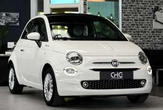 Schräge Frontansicht auf einen Fiat 500 , freigestellt