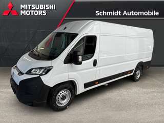 Schräge Frontansicht auf einen Citroën Jumper , freigestellt