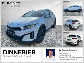 Schräge Frontansicht auf einen Kia XCeed , freigestellt