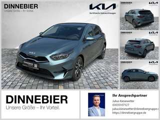 Schräge Frontansicht auf einen Kia cee'd , freigestellt