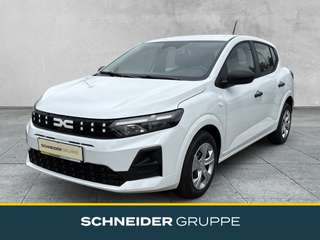 Schräge Frontansicht auf einen Dacia Sandero , freigestellt