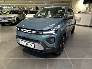 Schräge Frontansicht auf einen Dacia Spring , freigestellt