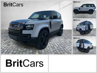 Schräge Frontansicht auf einen Land Rover Defender , freigestellt