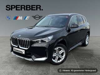 Schräge Frontansicht auf einen BMW X1 , freigestellt