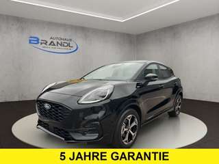 Schräge Frontansicht auf einen Ford Puma , freigestellt