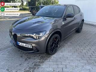 Schräge Frontansicht auf einen Alfa Romeo Stelvio , freigestellt