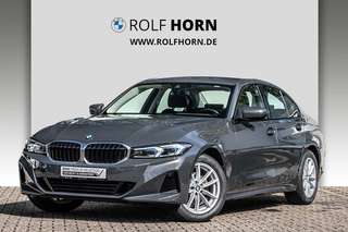 Schräge Frontansicht auf einen BMW 3er-Reihe , freigestellt