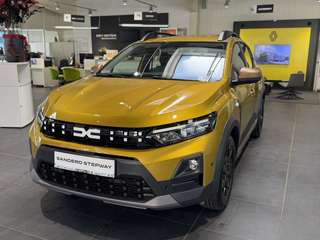 Schräge Frontansicht auf einen Dacia Sandero , freigestellt