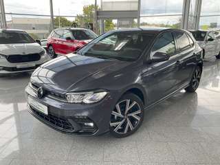 Schräge Frontansicht auf einen Volkswagen Polo , freigestellt