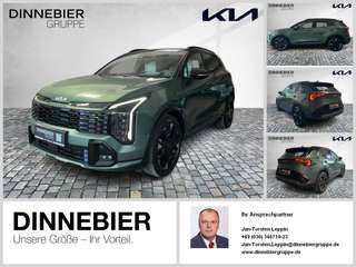 Schräge Frontansicht auf einen Kia Sportage , freigestellt