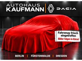 Schräge Frontansicht auf einen Renault Clio , freigestellt
