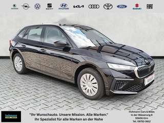 Schräge Frontansicht auf einen Skoda Scala , freigestellt