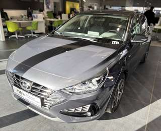 Schräge Frontansicht auf einen Hyundai i30 , freigestellt