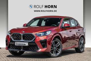 Schräge Frontansicht auf einen BMW X2 , freigestellt