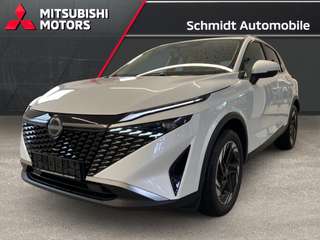 Schräge Frontansicht auf einen Nissan Qashqai , freigestellt