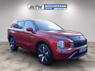 Schräge Frontansicht auf einen Mitsubishi Outlander , freigestellt