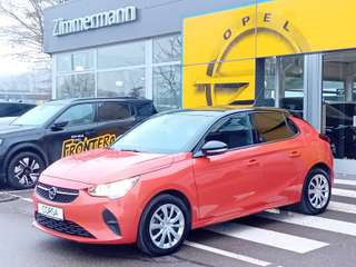 Schräge Frontansicht auf einen Opel Corsa , freigestellt