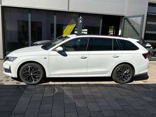Schräge Frontansicht auf einen Skoda Octavia , freigestellt
