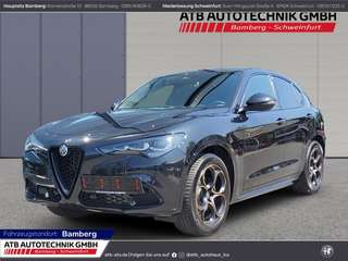 Schräge Frontansicht auf einen Alfa Romeo Stelvio , freigestellt