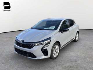 Schräge Frontansicht auf einen Renault Clio , freigestellt