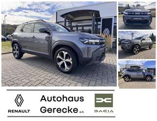 Schräge Frontansicht auf einen Dacia Duster , freigestellt