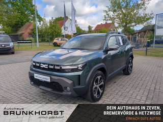 Schräge Frontansicht auf einen Dacia Duster , freigestellt