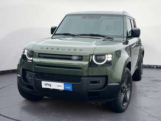 Schräge Frontansicht auf einen Land Rover Defender , freigestellt