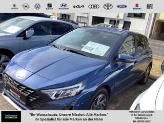 Schräge Frontansicht auf einen Hyundai i20 , freigestellt
