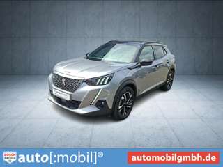 Schräge Frontansicht auf einen Peugeot 2008 , freigestellt