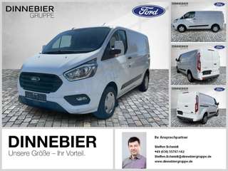 Schräge Frontansicht auf einen Ford Transit Custom , freigestellt
